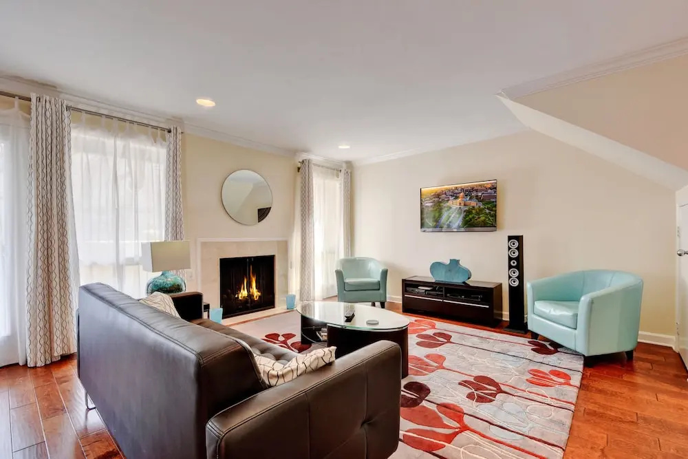 2BR 2 5BA Stunning Townhouse in Downtown Austin by RedAwning