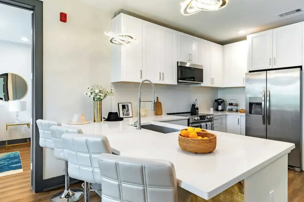 Downtown Nashville 2BR Condo Balcony & Parking Near Broadway