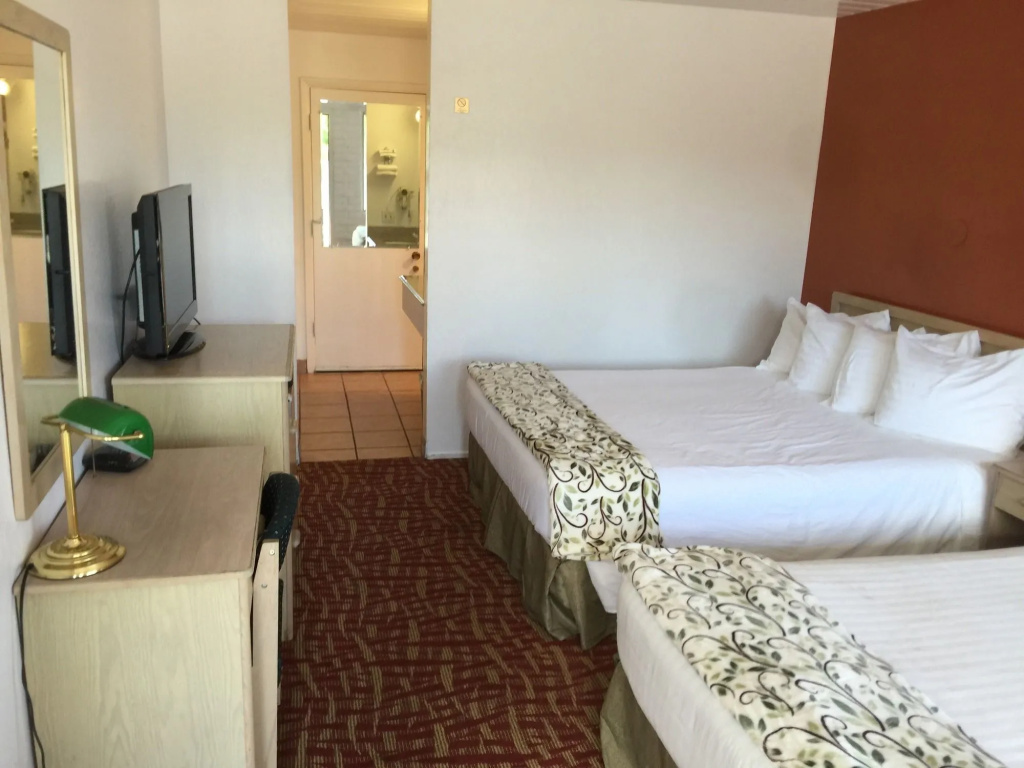 Royal Crest Motel