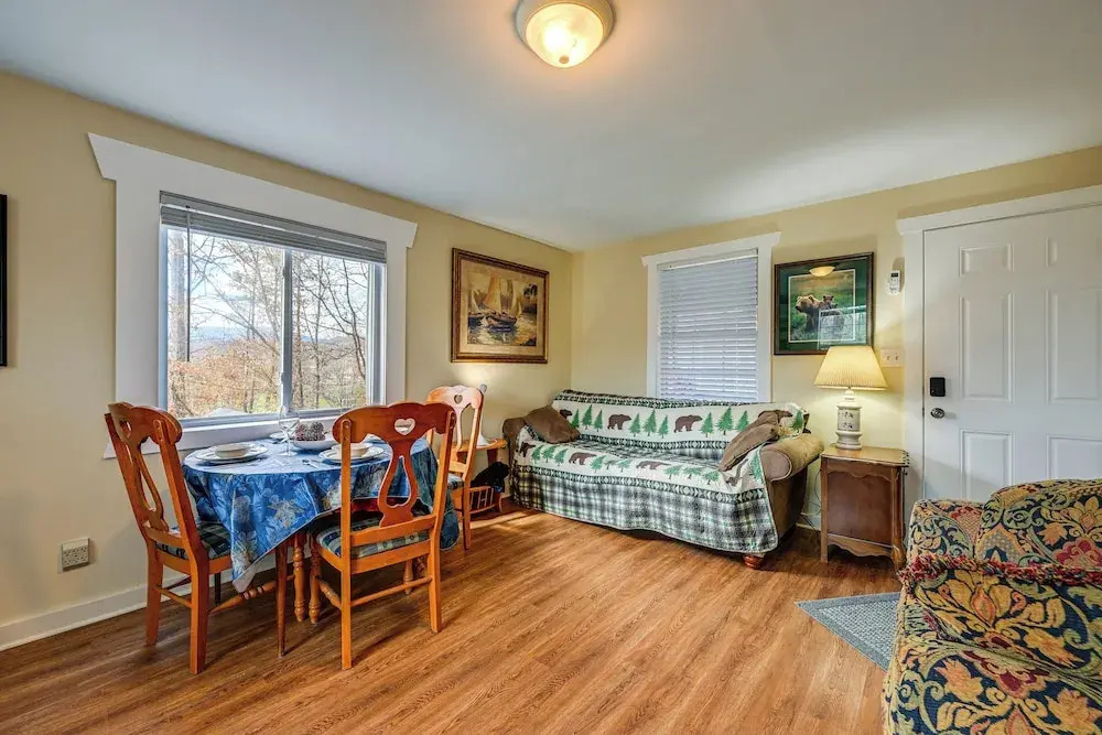 Ski, Hike and Unwind Pet-Friendly Whittier Retreat