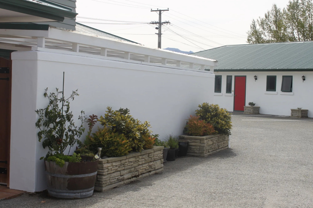 The Lakes Motel
