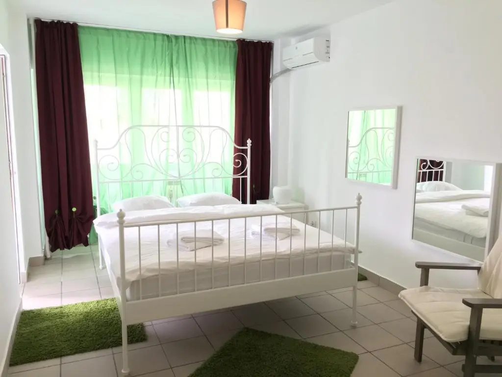 Green Apartment 6