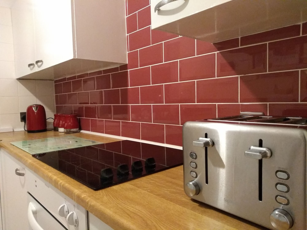 Perfect City Center Location, Parking, 4 Beds
