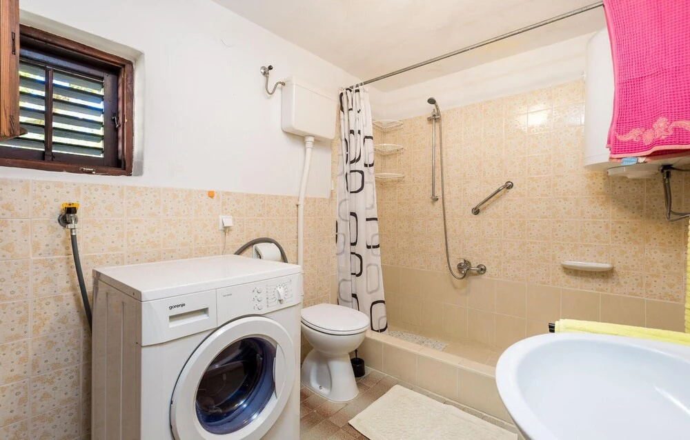 3 Bedroom Lovely Home In Nerezine