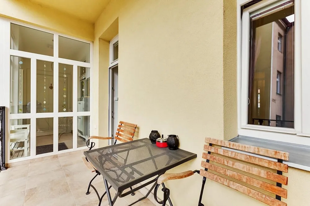 Charming Two-Bedroom Apartment Next To The Emmaus Abbey