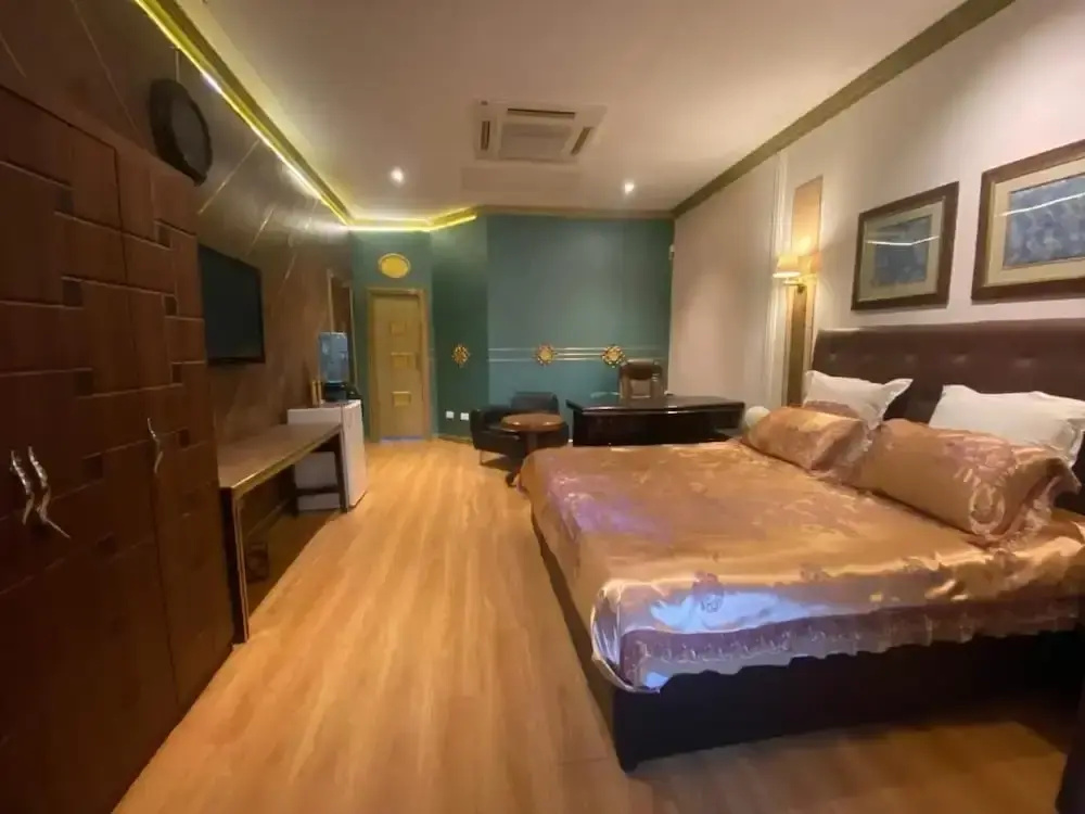 La Belva Court with Swimming Pool
