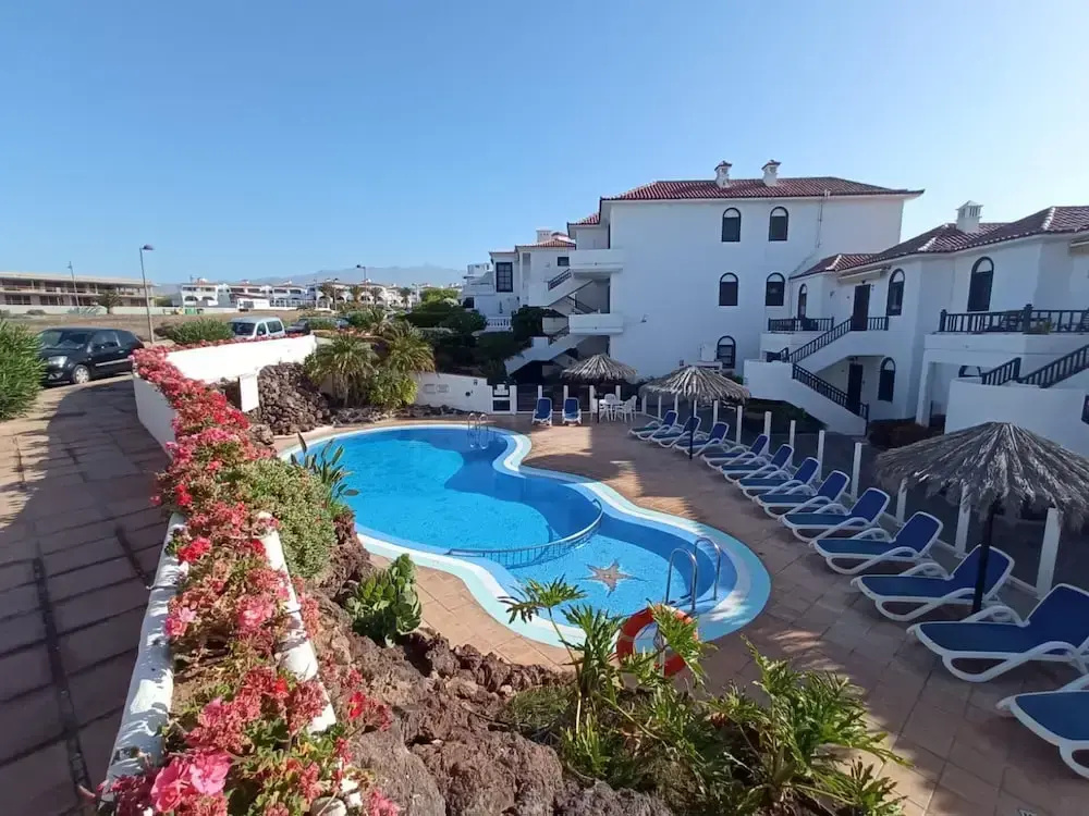 Front Line Seafront Apartment With all day Sun!