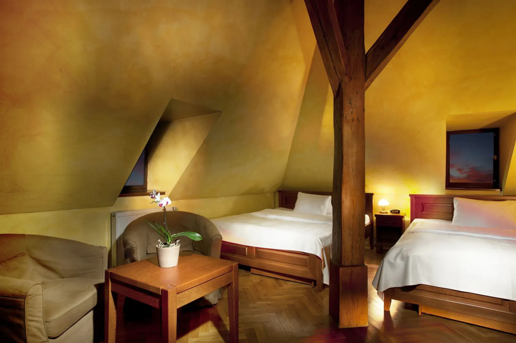 Hotel At the Golden Scissors