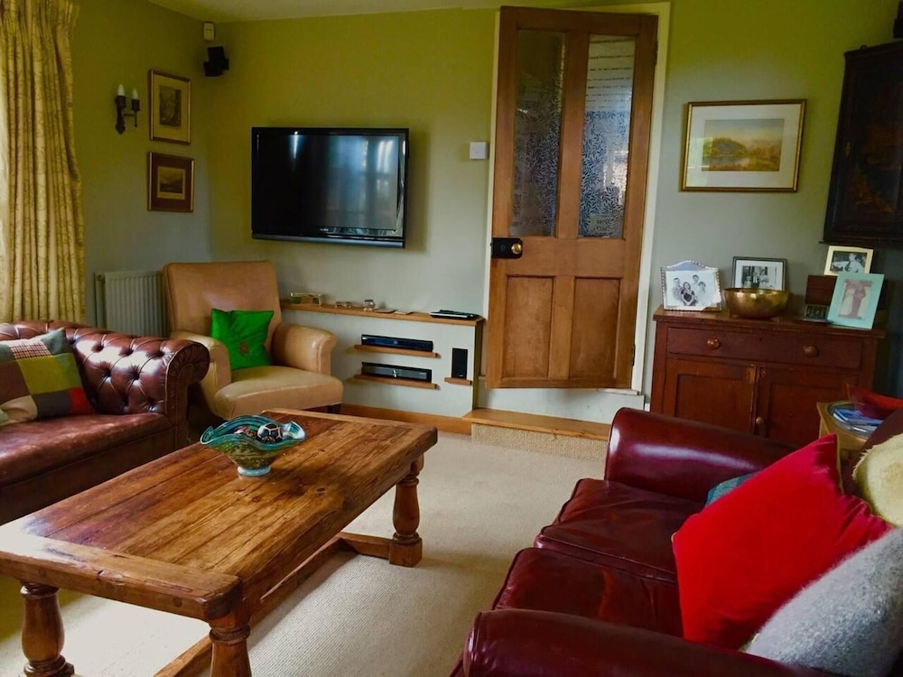 Lovely 4-bed House in Village of Sandhurst