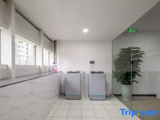 LLYouth Hostel (Chenghua East Railway Station Yinghui Road Metro Station Branch)