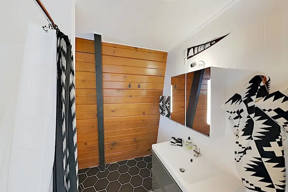 Rustic-chic Remodel W/ Fireplace, Deck & Hot Tub! 3 Bedroom Cabin