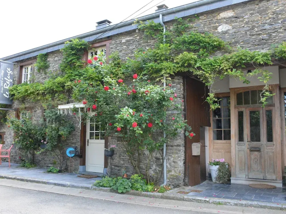 Cozy Holiday Home in Bièvre with Hot Tub