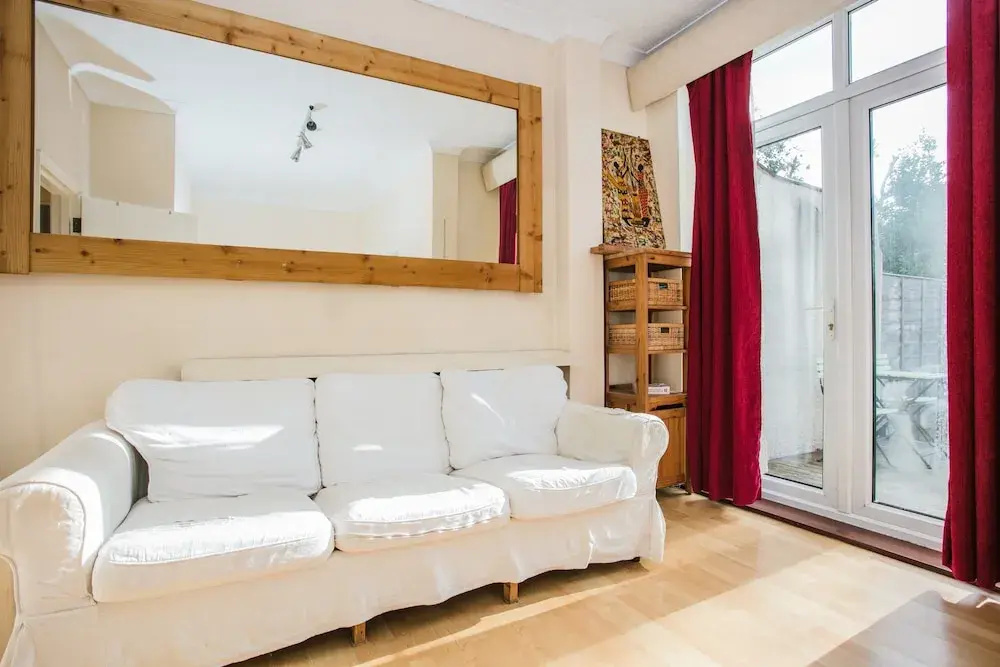 1 Bedroom Flat In Wimbledon With Garden