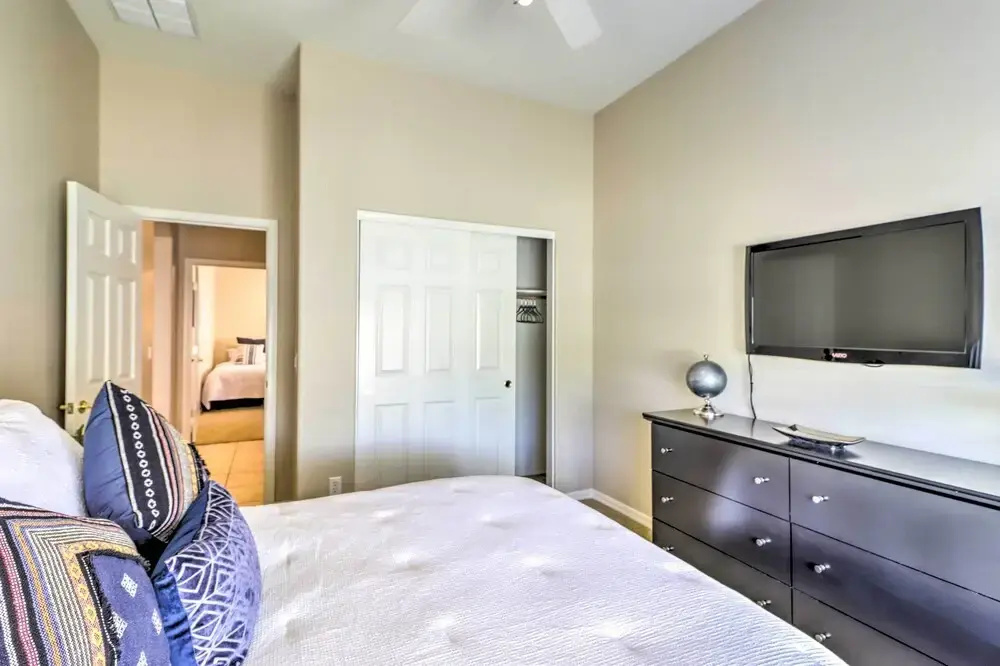 Pool & Putting Green: Goodyear Home on Golf Course