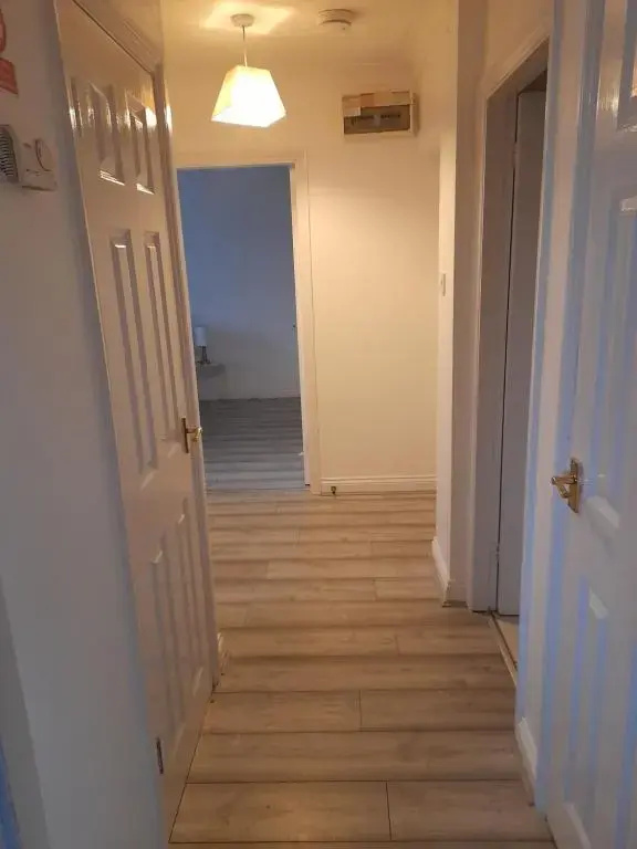 Comfortable 2 Bed Apartment 2nd Floor Contractors Families Close To City Centre Occasional Bed Available