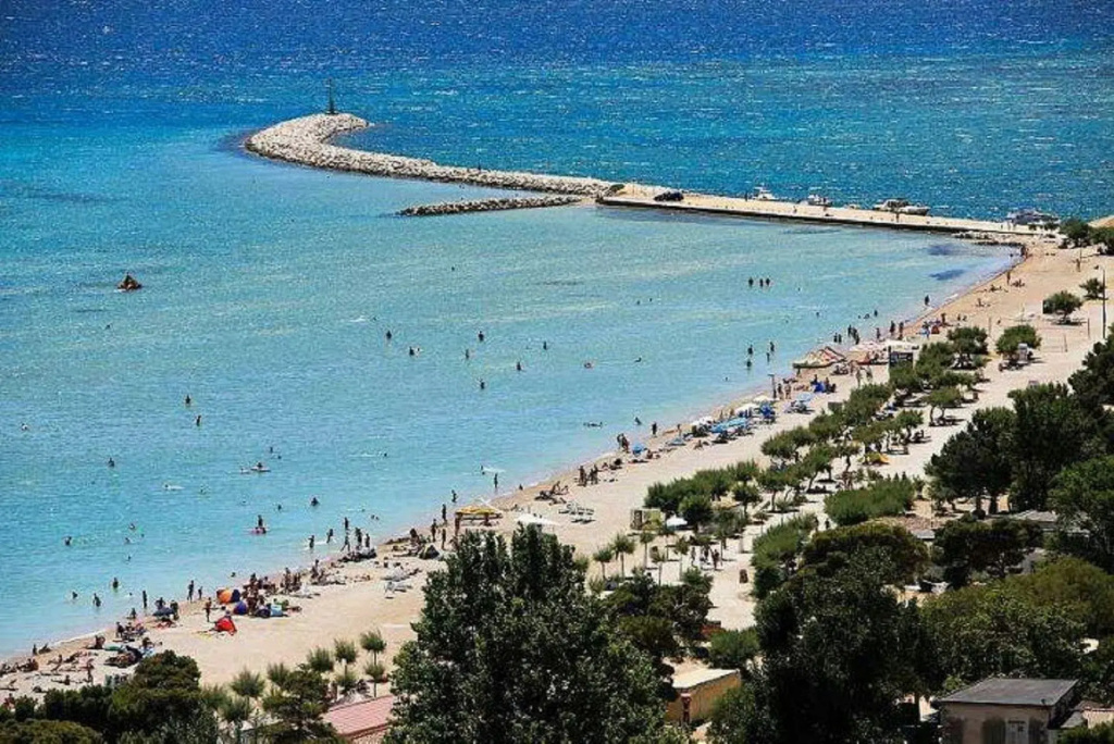 Apartment Jerko - 200 m from beach: A1 Omis, Riviera Omis