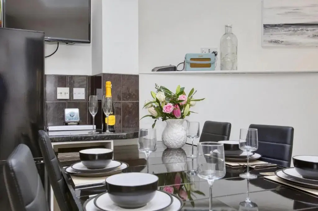 Fantastic 1BD Hideaway, 2 Minutes to the Sea