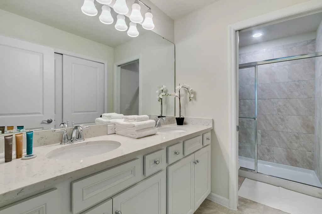 5 Bedrooms4 Bathrooms Windsor Island 1860Sd