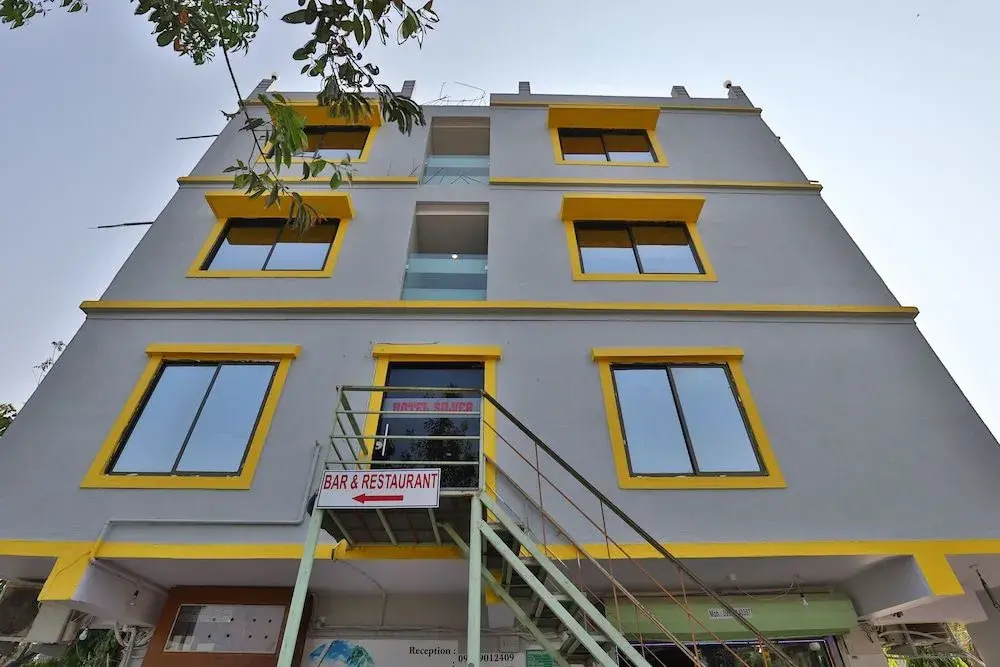 OYO 24833 Hotel Silver