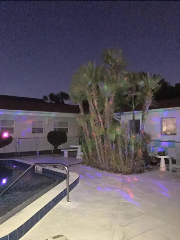 Sun Island Motel