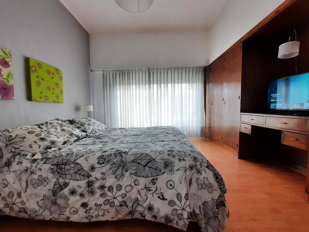 Casa c/amplio jardín, garage y parrilla