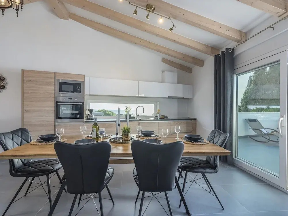 A Beautiful Spacious Apartment for 4 Persons Near the Beach in Rovinj