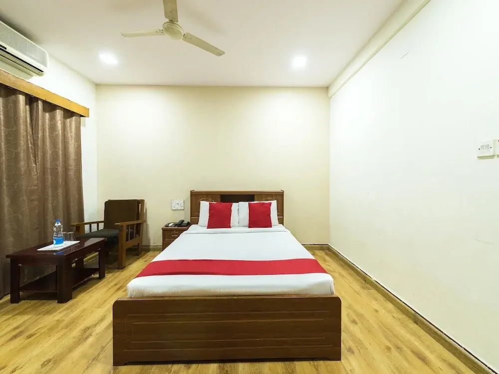 OYO 3722 Hotel StayEasy Majestic