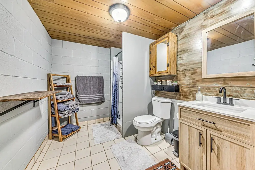 < 1 Mi to Grindstone Lake: Cabin w/ Large Yard!