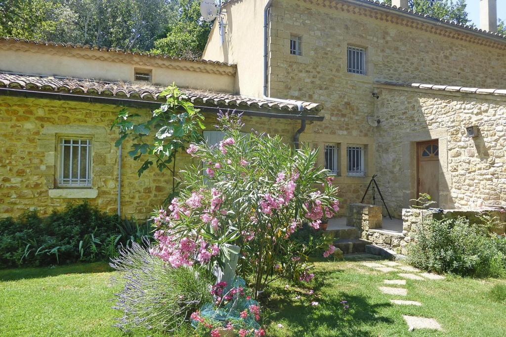 Apartment in Caderousse With Pool