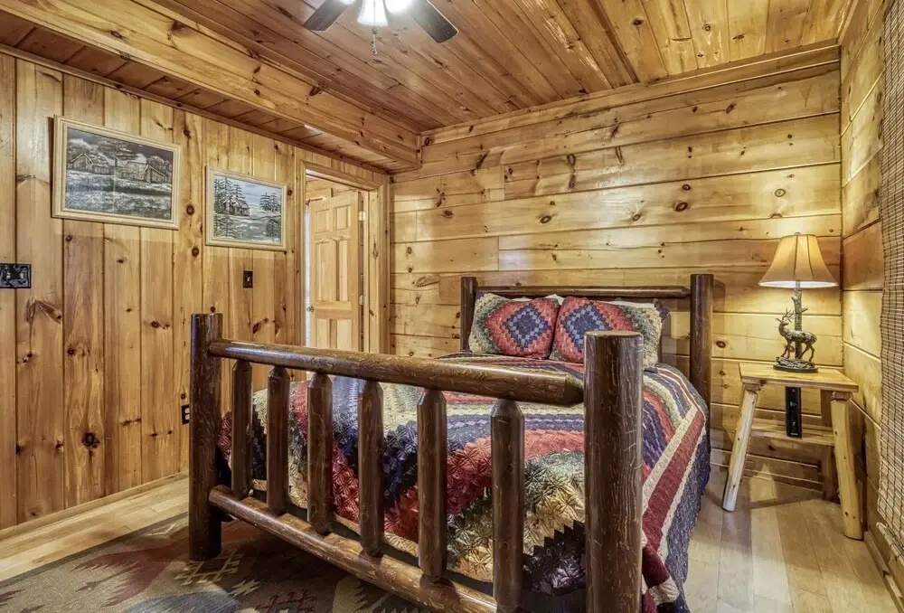 Secluded Hideaway 2 Bedroom Cabin by RedAwning