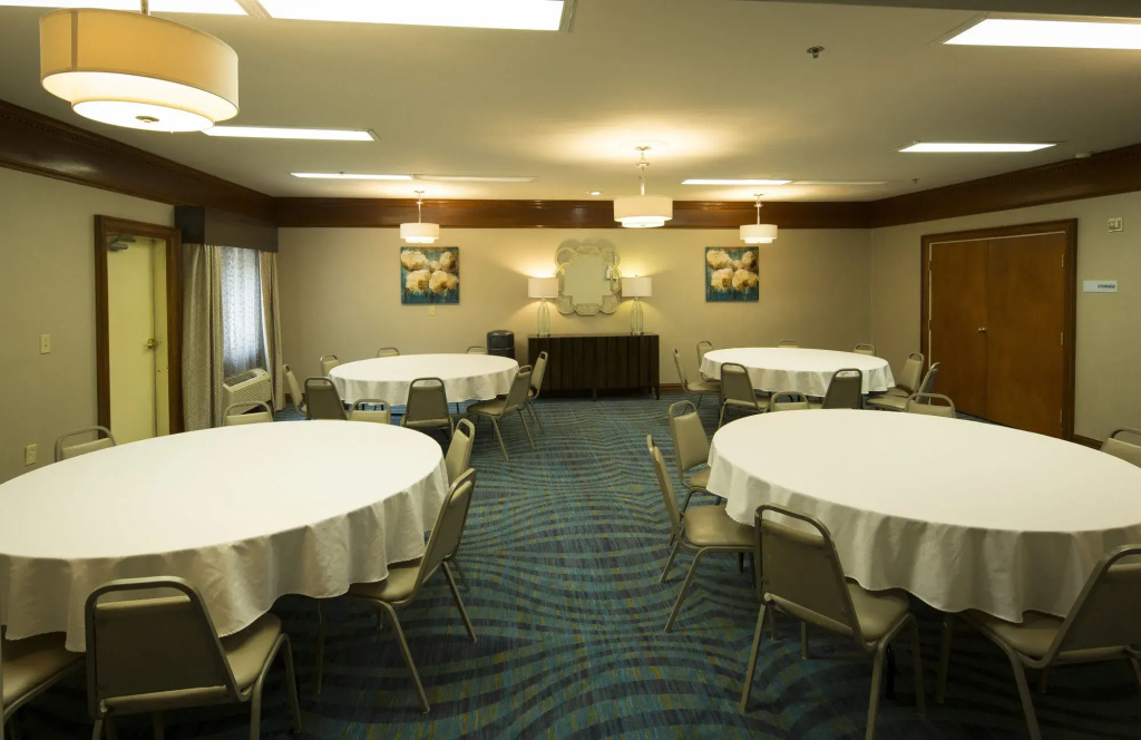 Holiday Inn Express & Suites - North Carmel / Westfield by IHG
