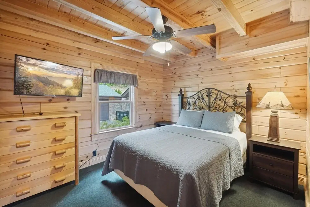 Wolf Den 4 Bedroom Cabin by RedAwning