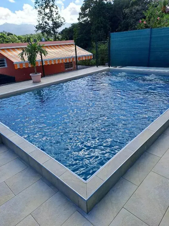 Maison d'une chambre avec piscine partagee terrasse amenagee et wifi a Petit Bourg