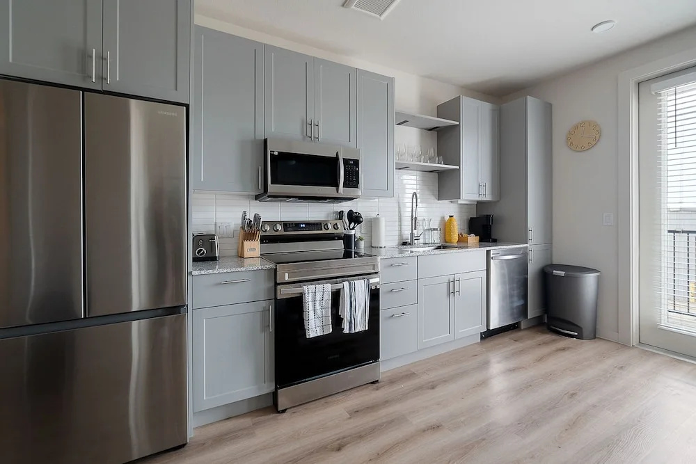 Sky-high Comfort 1BR Gym Pool Pet Friendly