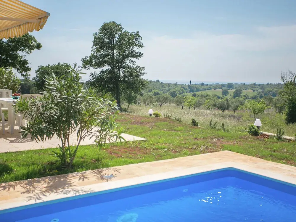 Family House in Quiet Peacefull Location, Private Pool and BBQ in Garden