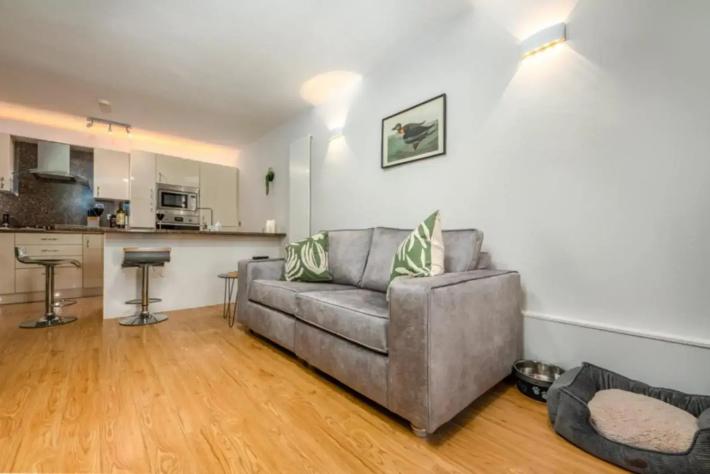 The Coach House Roath - Short Let Cardiff - DYZYN Living - Albany Road