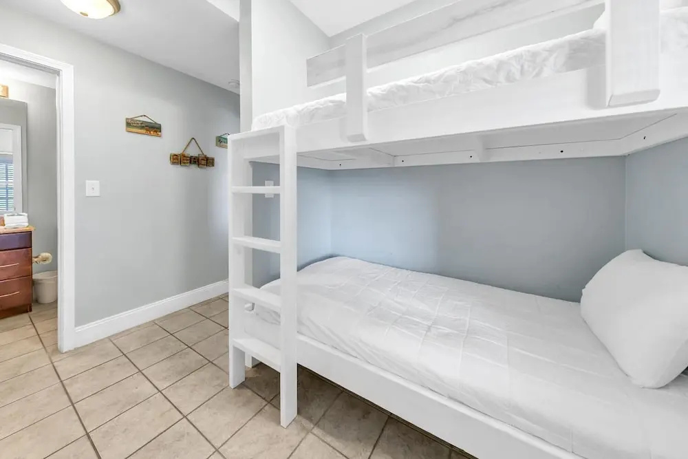 Laketown Wharf 806