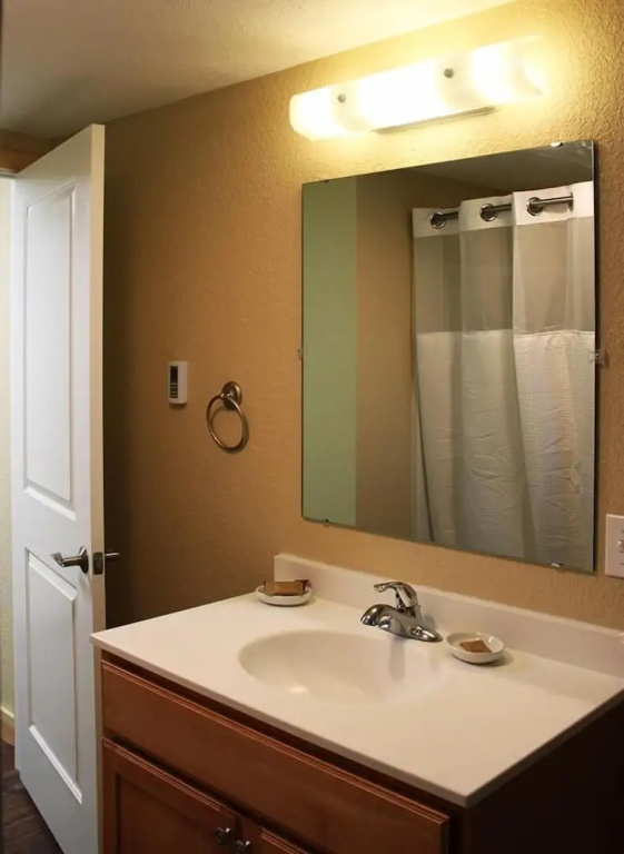 Tahquamenon Suites Lodging