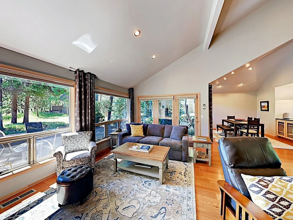 New Listing! Sunriver Gem On Woodlands Golf Course 3 Bedroom Home