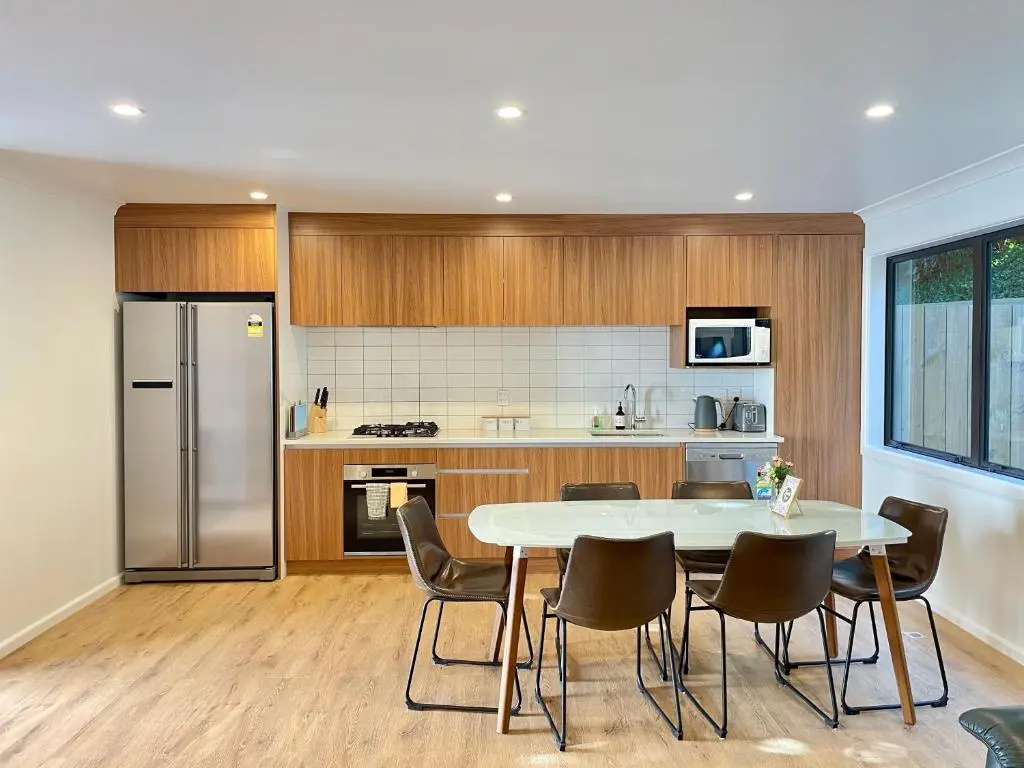 NO PARTY ALLOWED, Entire Brand New 3 bedroom townhouse, free unlimited fibre wifi and free parking