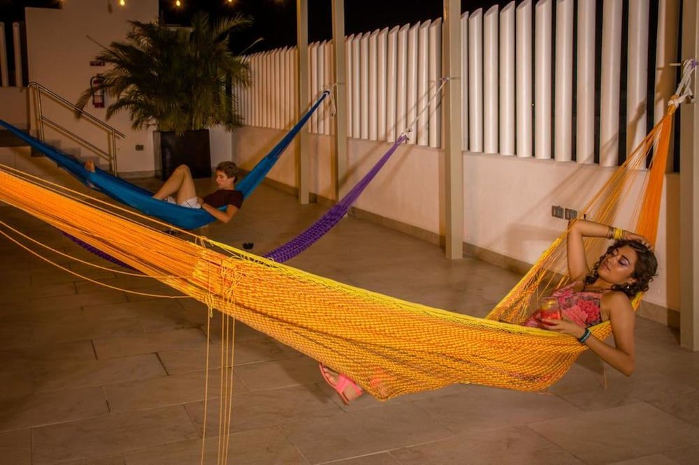 Nomads Party Hotel