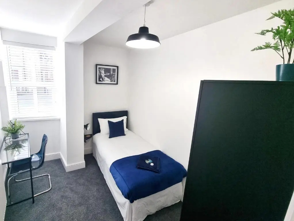 STYLISH 2 Bed APARTMENT WITH PARKING