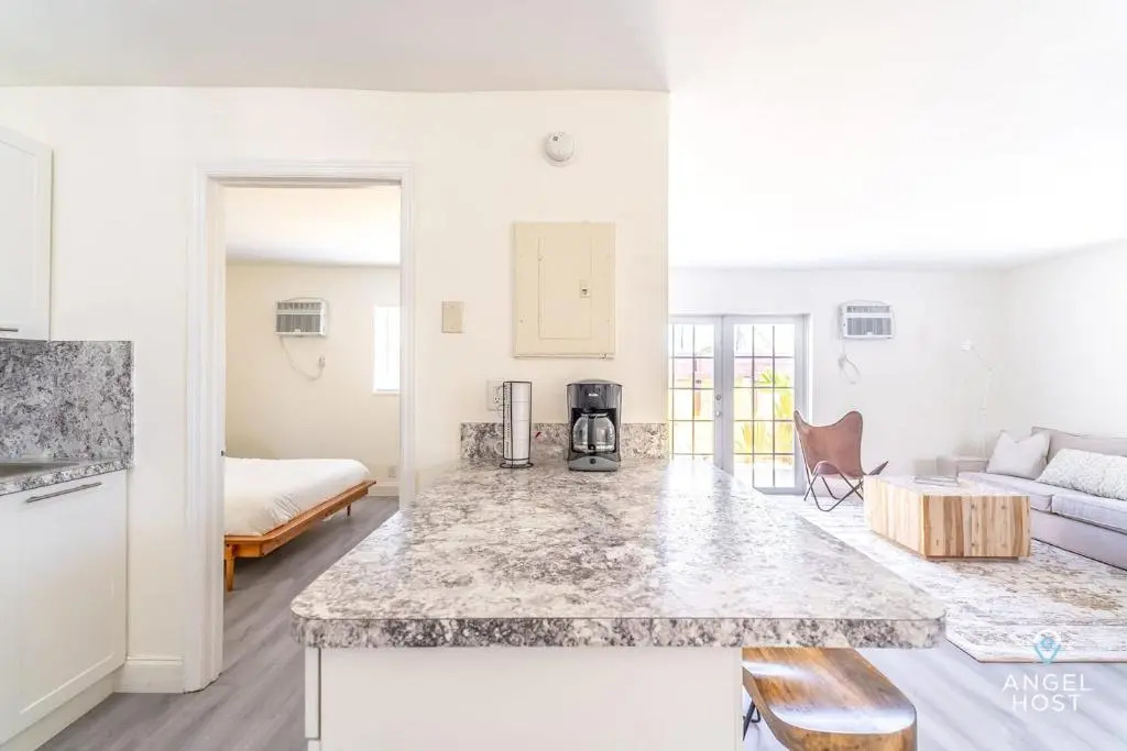 Sleek and Cozy Space 8Min to Ft Lauderdale Beaches!