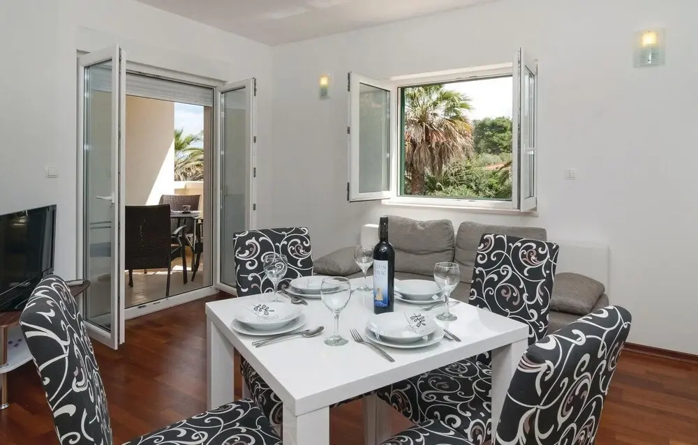 Awesome Apartment in Sutivan With 2 Bedrooms and Wifi