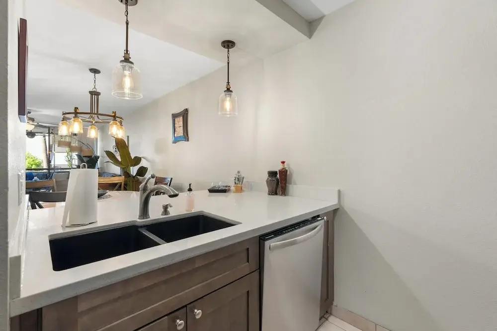 < 1 Mi to Fashion Square: Condo w/ Community Perks