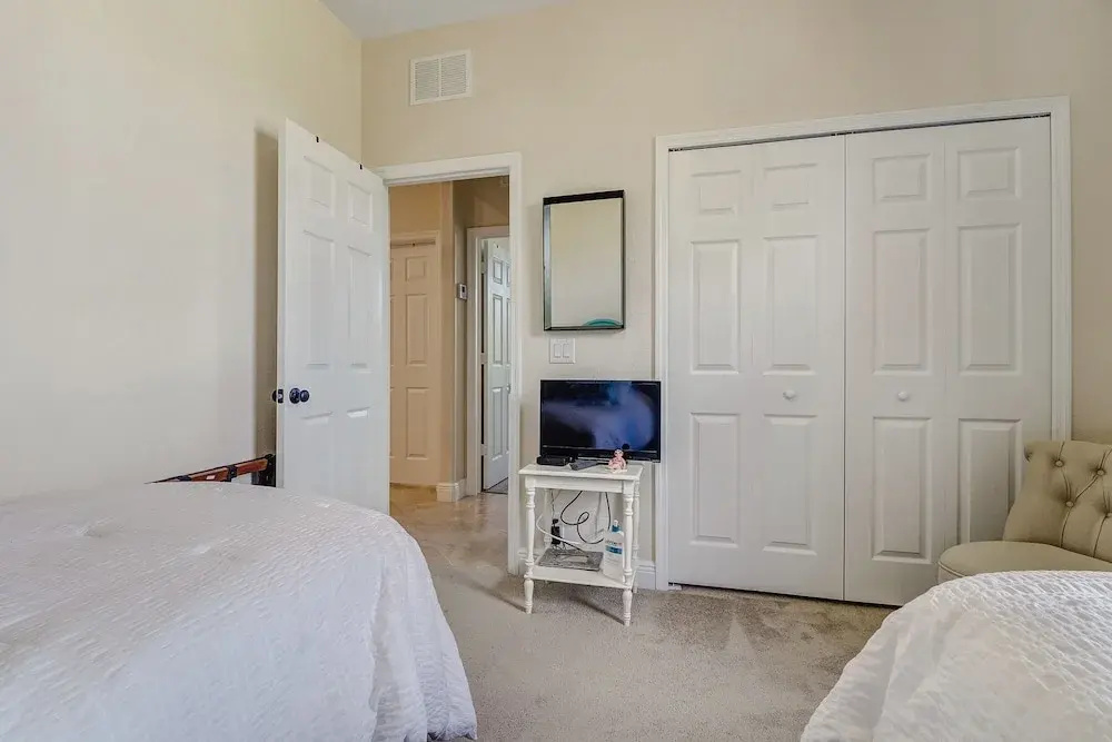 Corinne Modern and Almost Brand-new 1044