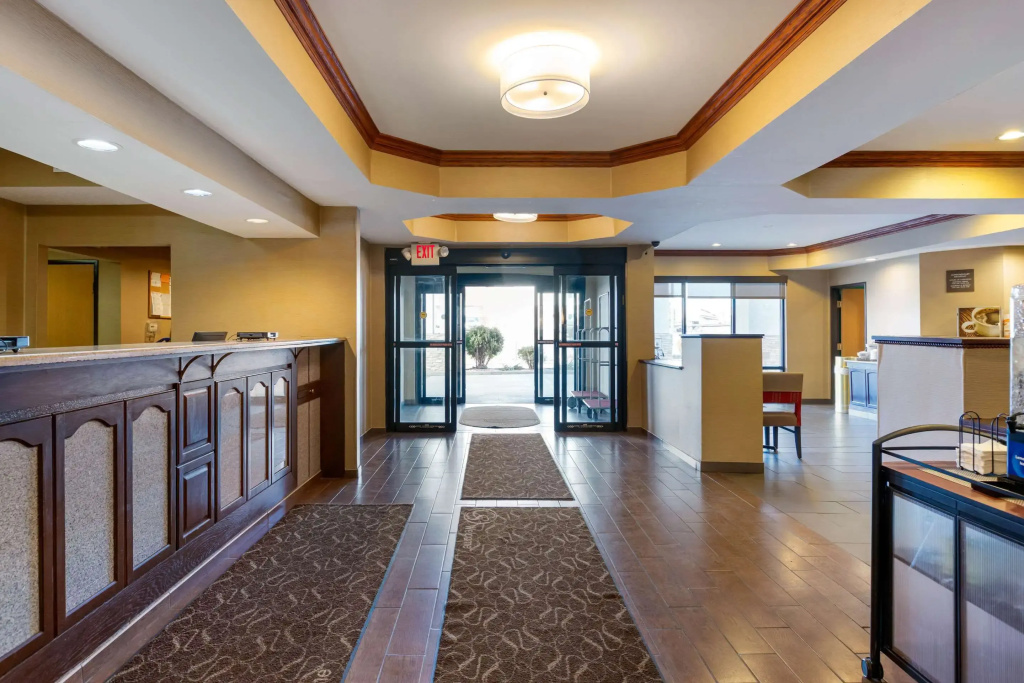 Comfort Suites South Haven near I-96