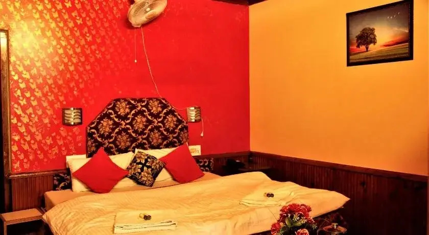 Hotel Chetna & Cottages