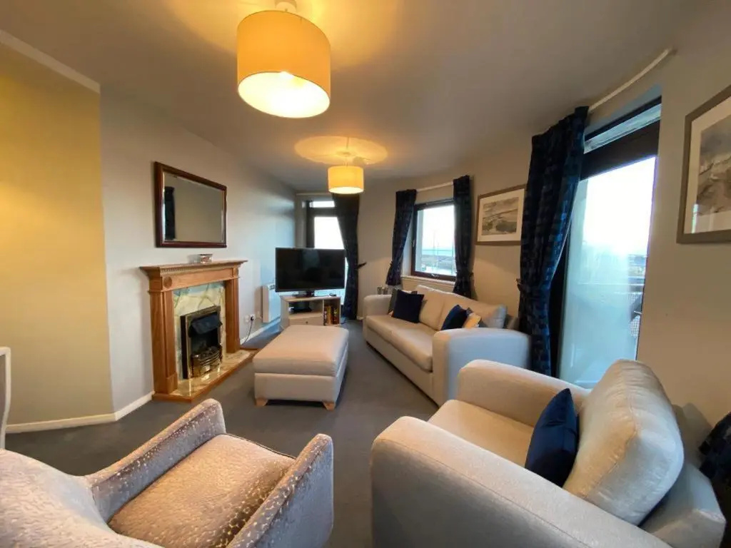 Harbour And River View, Beach 50m From Doorstep & Free Parking