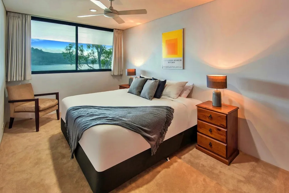 Waves 5 Luxury 3 Bedroom Breathtaking Ocean Views Central Location
